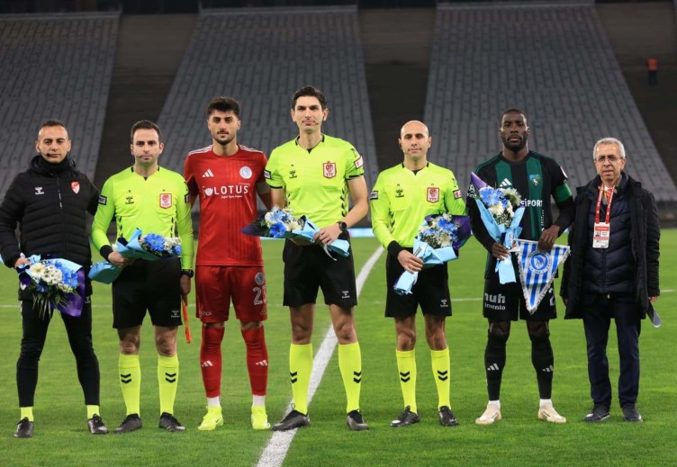 Beyoğlu Yeni Çarşı - Kocaelispor maçının ilk yarısından kareler