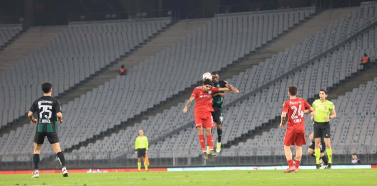 Beyoğlu Yeni Çarşı - Kocaelispor maçının ilk yarısından kareler