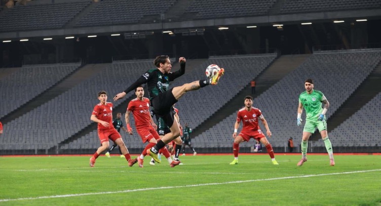 Beyoğlu Yeni Çarşı - Kocaelispor maçının ilk yarısından kareler