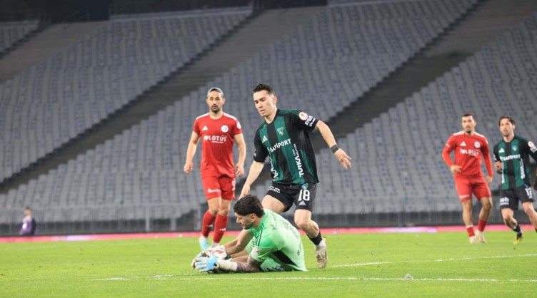 Beyoğlu Yeni Çarşı - Kocaelispor maçının ilk yarısından kareler