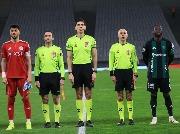 Beyoğlu Yeni Çarşı - Kocaelispor maçının ilk yarısından kareler
