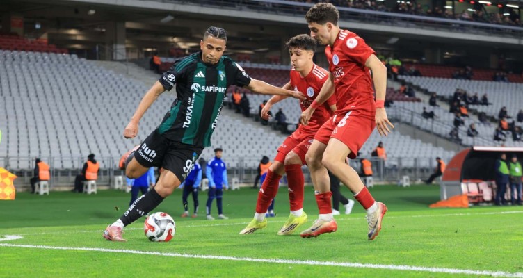 Beyoğlu Yeni Çarşı - Kocaelispor maçının ilk yarısından kareler