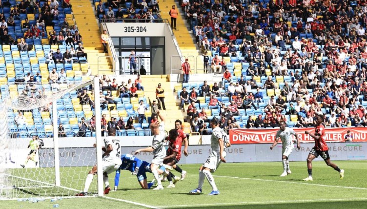 Gençlerbirliği - Kocaelispor maçının ilk yarısından kareler