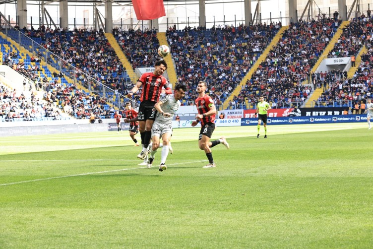 Gençlerbirliği - Kocaelispor maçının ilk yarısından kareler