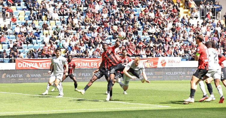 Gençlerbirliği - Kocaelispor maçının ilk yarısından kareler