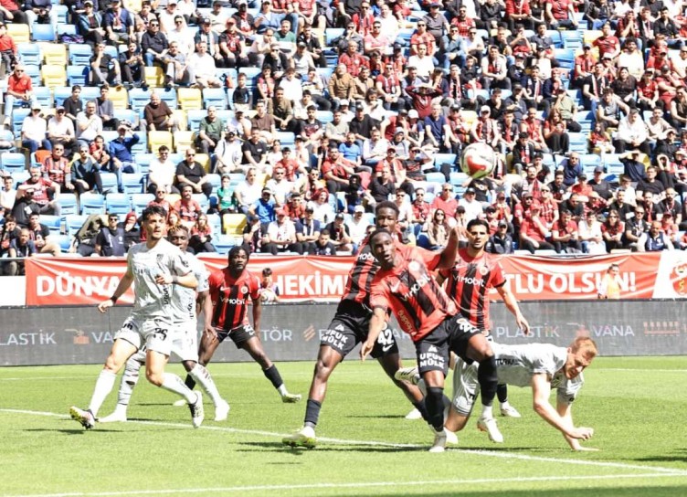Gençlerbirliği - Kocaelispor maçının ilk yarısından kareler