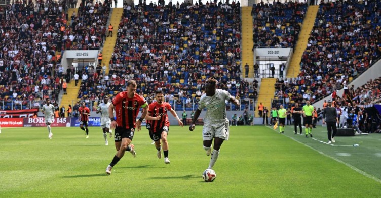Gençlerbirliği - Kocaelispor maçının ilk yarısından kareler