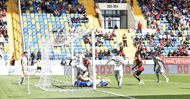 Gençlerbirliği - Kocaelispor maçının ilk yarısından kareler