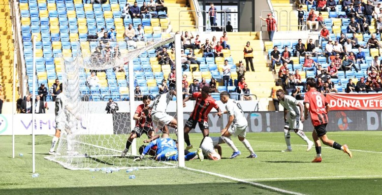 Gençlerbirliği - Kocaelispor maçının ilk yarısından kareler