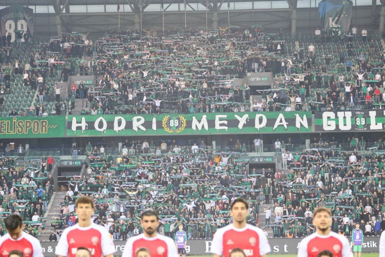 Kocaelispor-Karagümrük maçında tribün görüntüleri