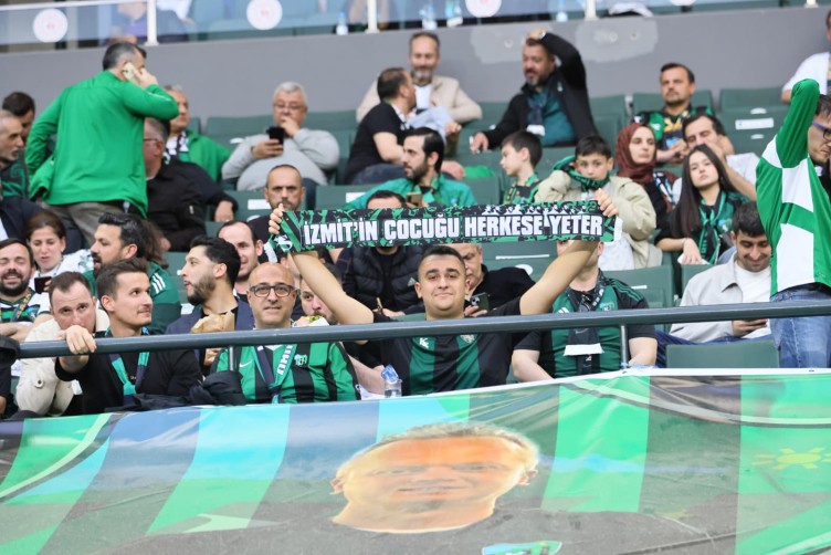 Kocaelispor-Karagümrük maçında tribün görüntüleri