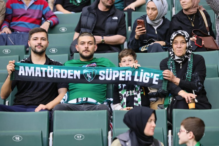 Kocaelispor-Karagümrük maçında tribün görüntüleri