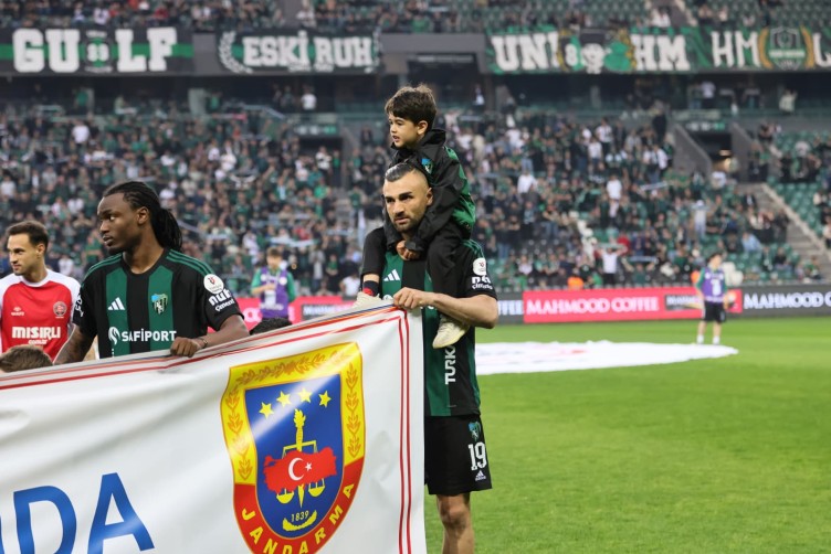 Kocaelispor-Karagümrük maçında tribün görüntüleri