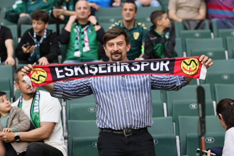 Kocaelispor-Karagümrük maçında tribün görüntüleri