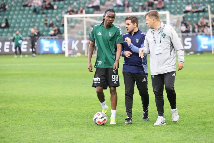 Kocaelispor-Karagümrük maçında tribün görüntüleri