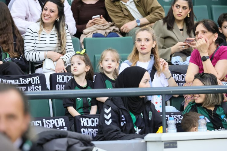 Kocaelispor-Karagümrük maçında tribün görüntüleri