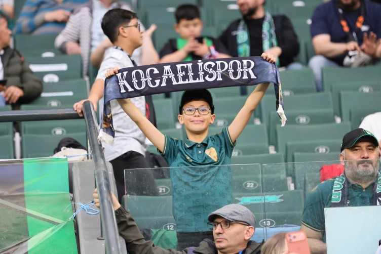 Kocaelispor-Karagümrük maçında tribün görüntüleri