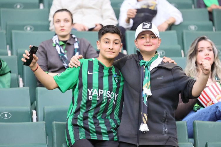 Kocaelispor-Karagümrük maçında tribün görüntüleri