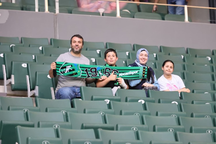 Kocaelispor-Karagümrük maçında tribün görüntüleri