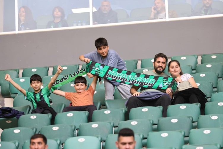 Kocaelispor-Karagümrük maçında tribün görüntüleri