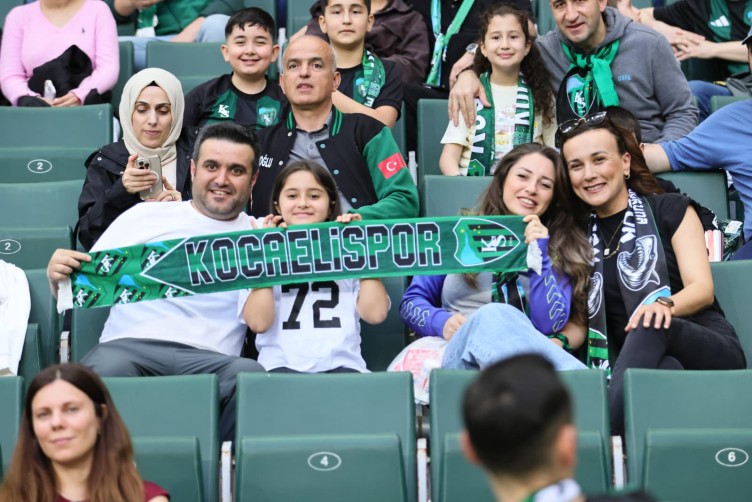 Kocaelispor-Karagümrük maçında tribün görüntüleri