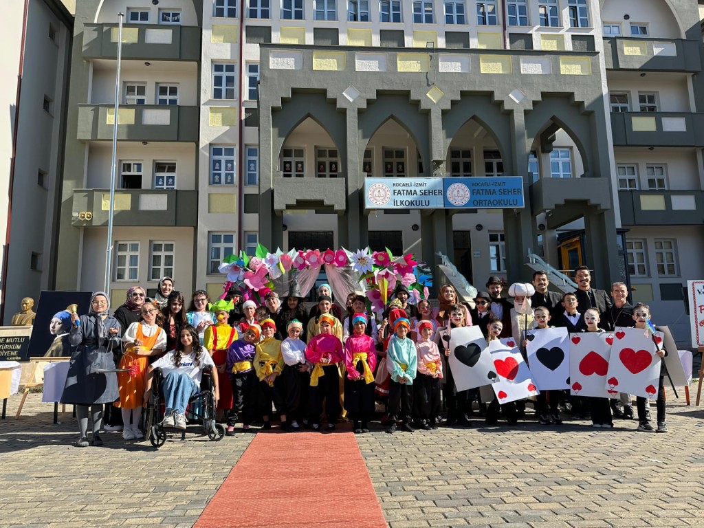 İzmit’teki okulda “Masal ve Roman Festivali”