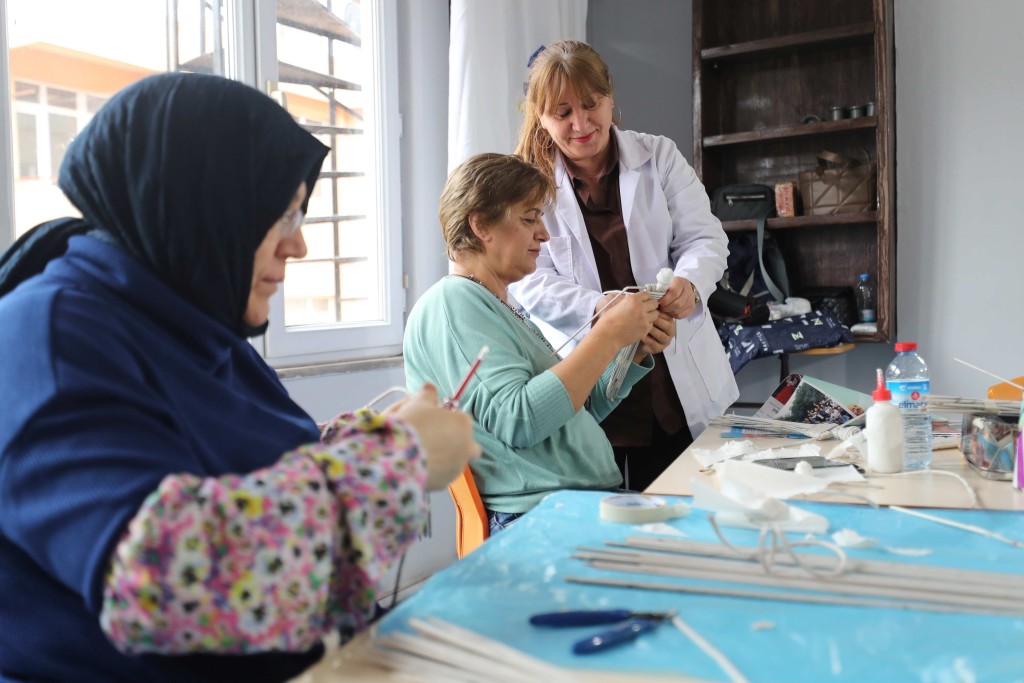 Gebze'de kağıt atıklar sanata dönüşüyor