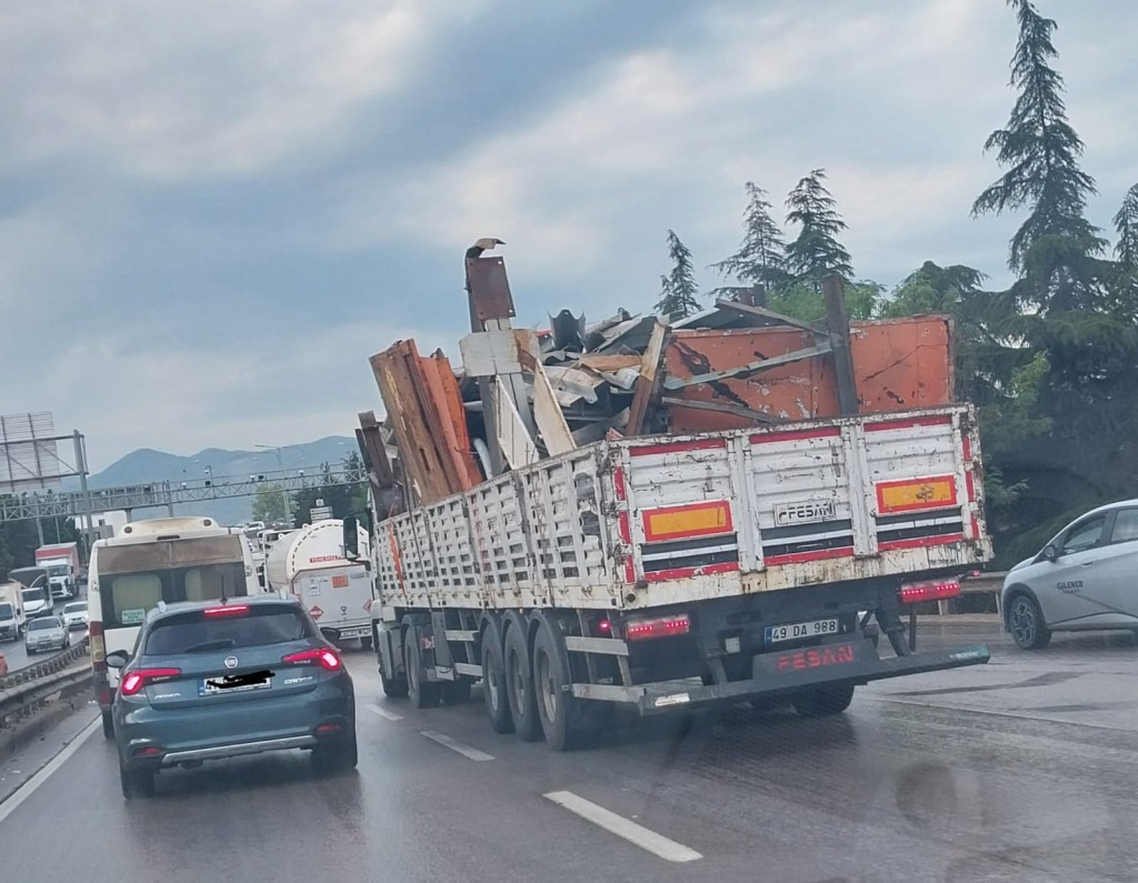 Kocaeli'de önlemsiz tır korkuttu!