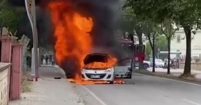 Derince'de otomobil alev aldı! 