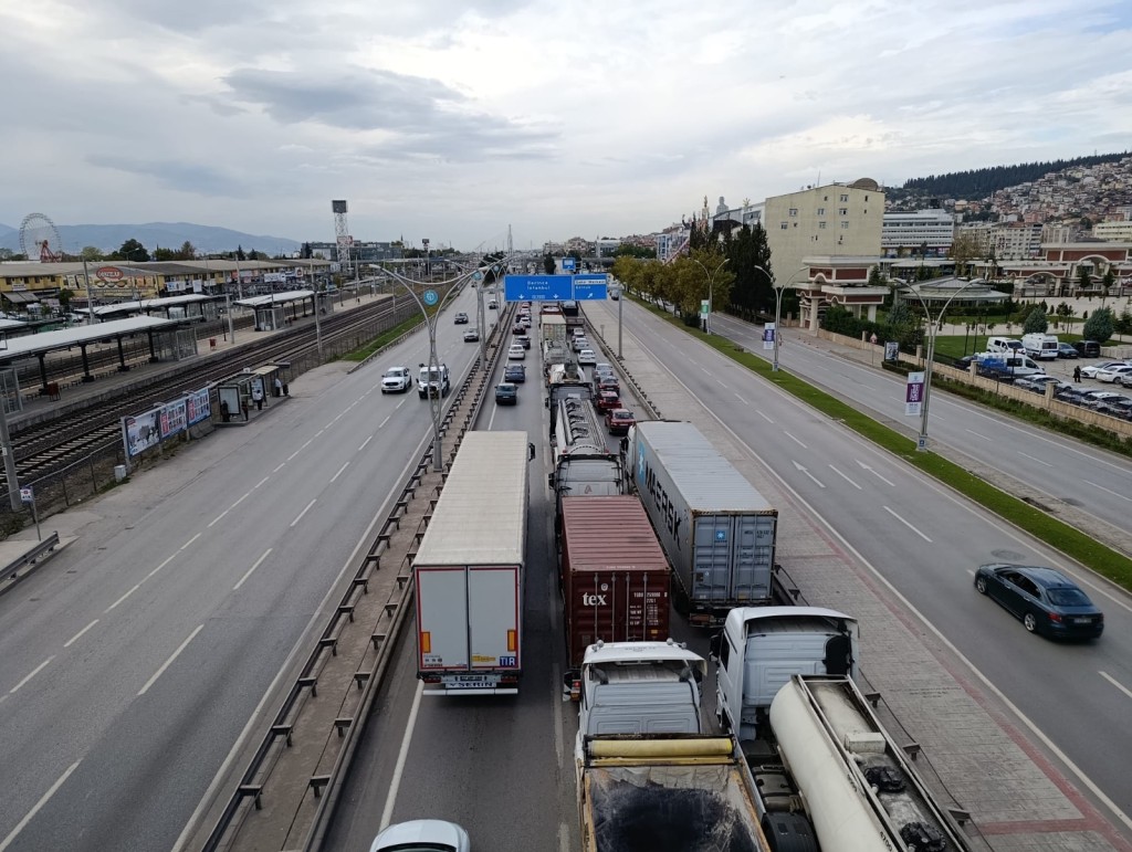 TEM Otoyolu'nda o kavşak trafiğe kapatıldı