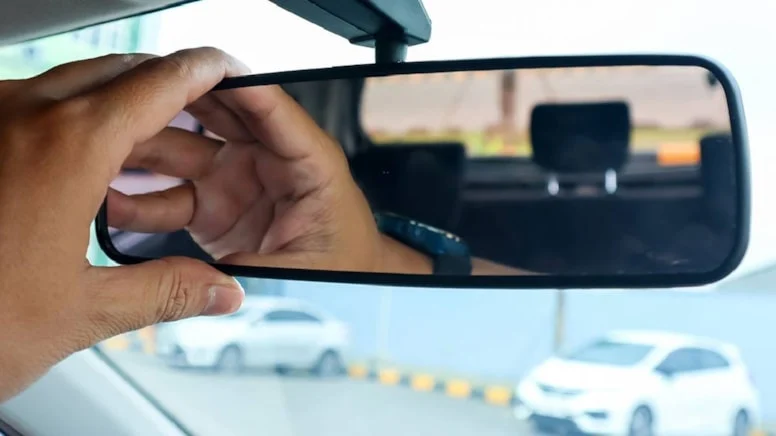 Dikiz aynasındaki hayat kurtaran özelliği kimse bilmiyor!