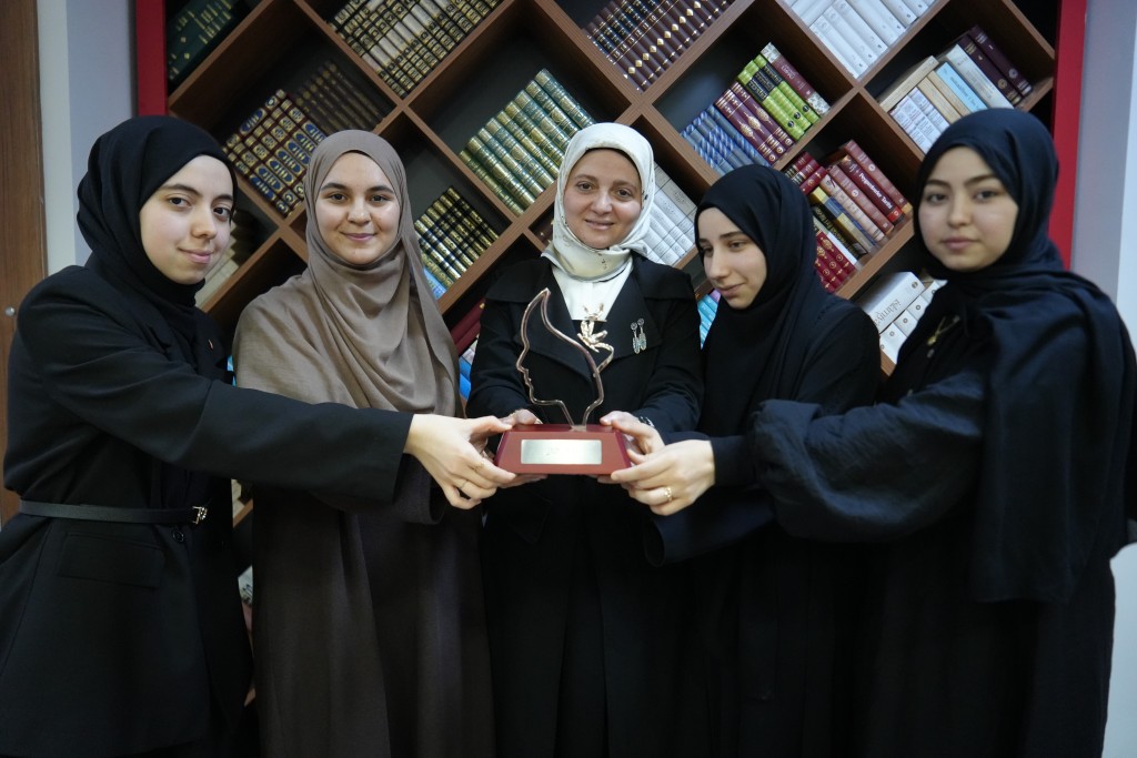 İzmitli kız öğrenciler Arapça münazarada dünya ikincisi oldu!