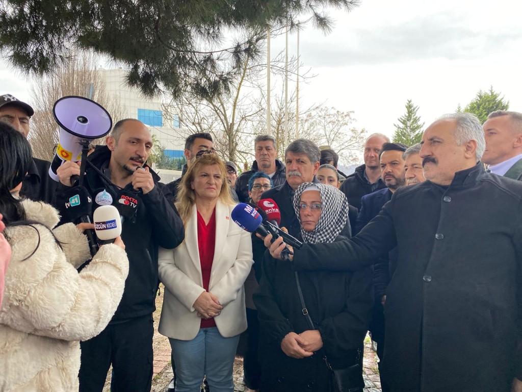 Acılı aileler Büyükşehir önünde adalet aradı