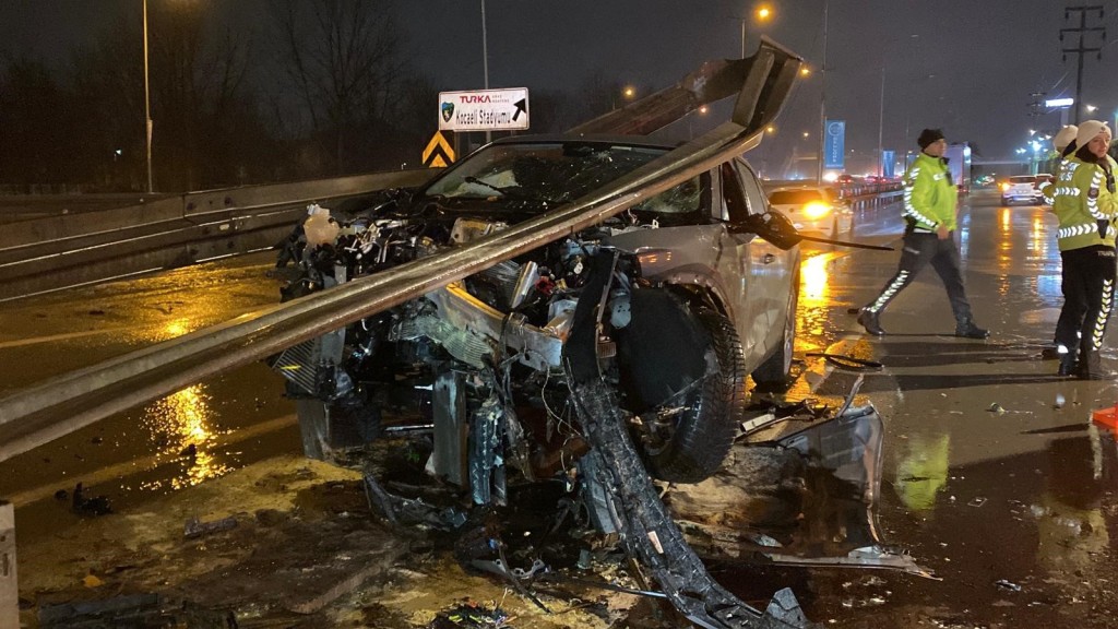 Kocaeli'de feci kaza! Bariyerleri biçti