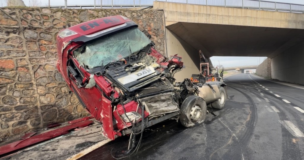 Kocaeli’de kontrolden çıkan tır dehşet saçtı!