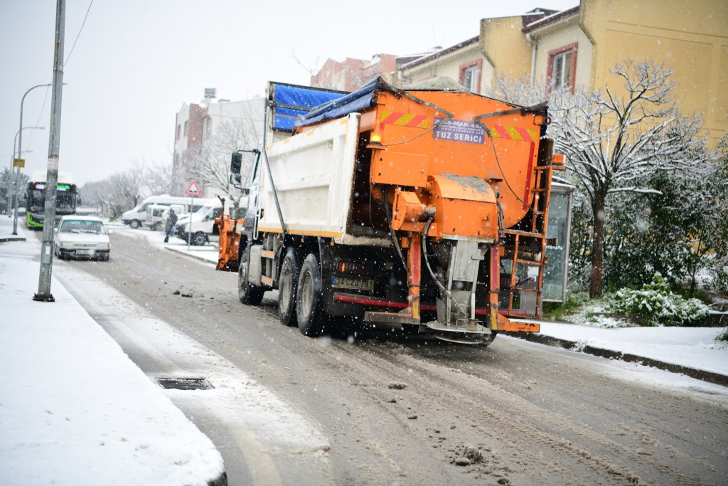 Çayırova’da karla mücadele