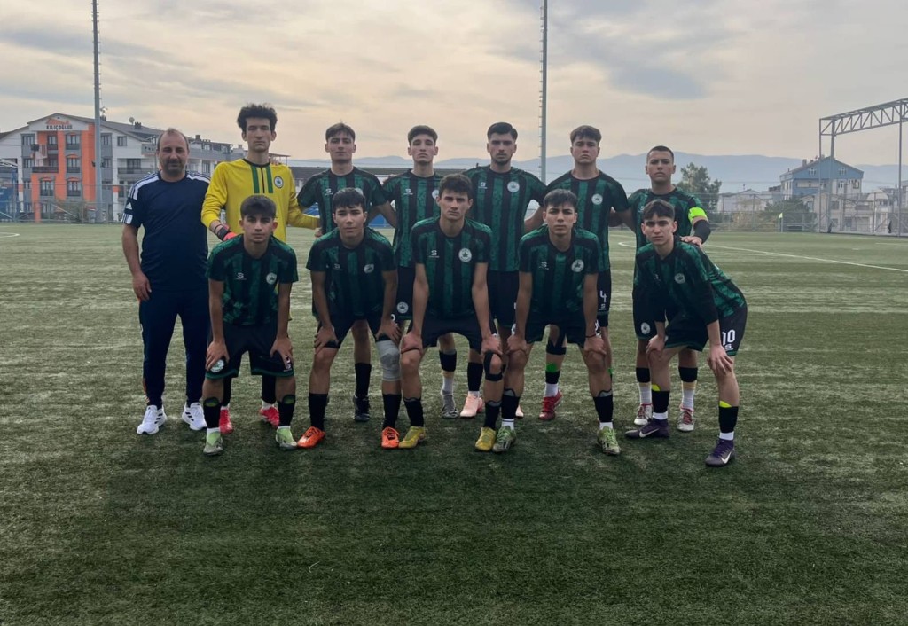 İzmit Baçspor Play-Off’u kovalıyor