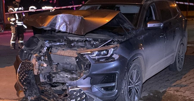 Kocaeli'de araç direğe çarparak durabildi!