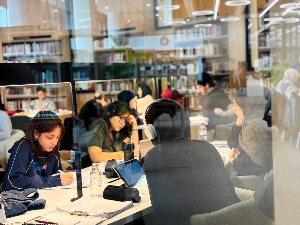 Kocaeli’de gençler tatilde kütüphanede