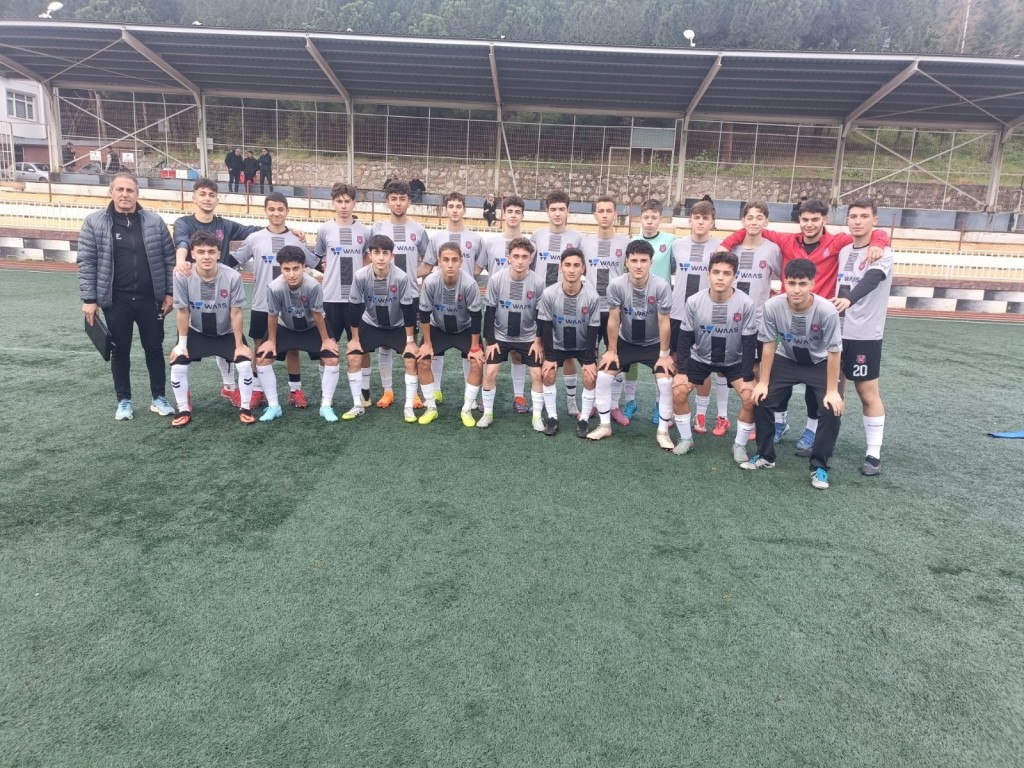 Derince Birlikspor’un gençleri derbiyi kazandı