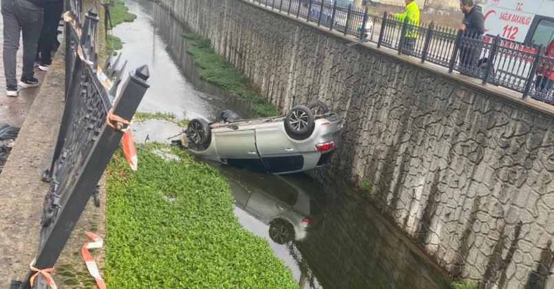Kanala uçan araçta sürücü sıkıştı!