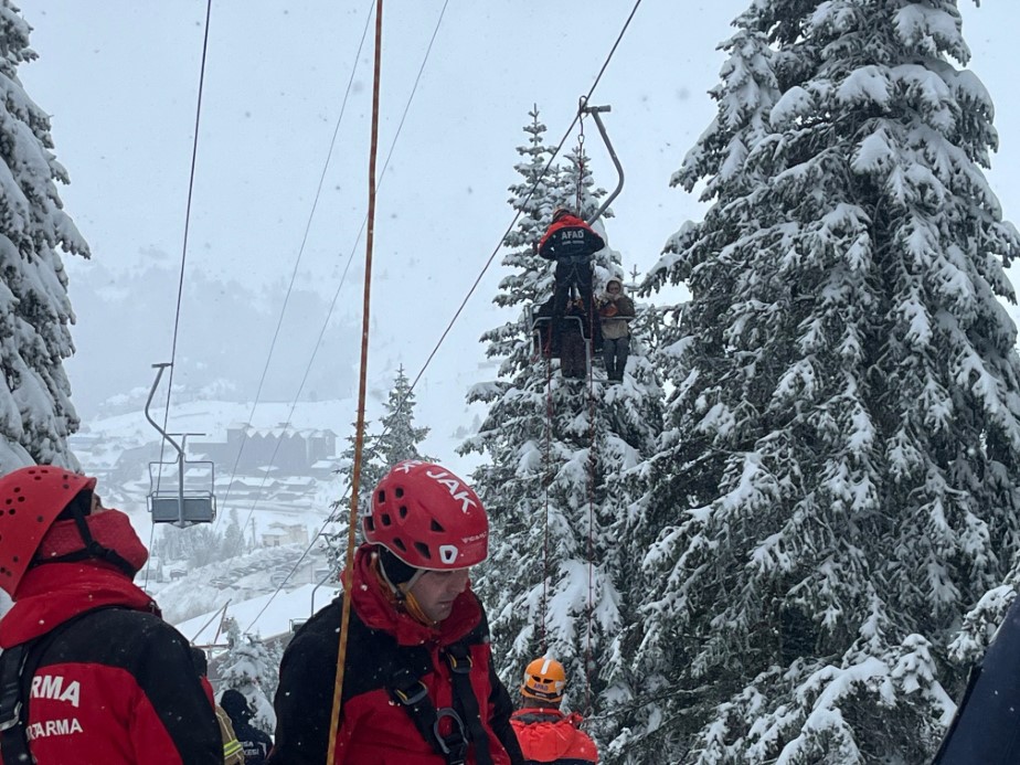 51 kişi telesiyejde mahsur kaldı!