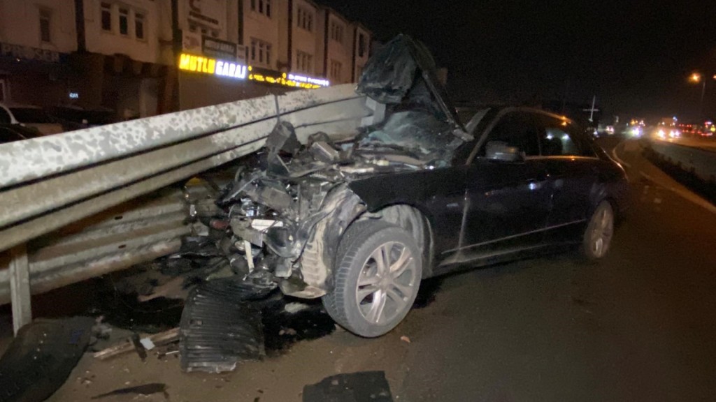 Kocaeli'de feci kaza! Bariyerlere saplandı!