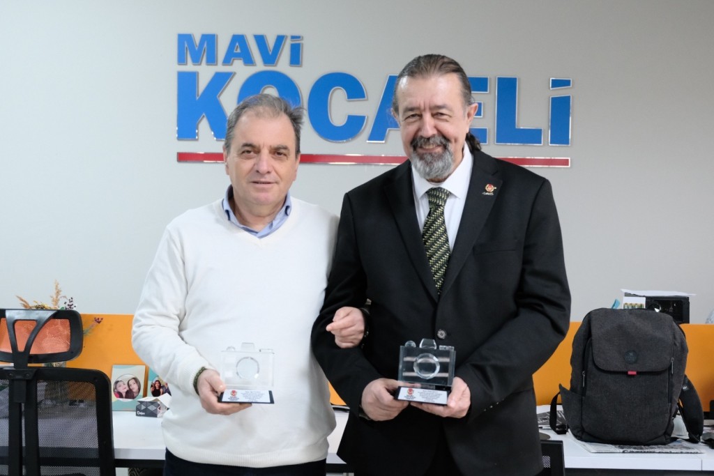 Emektar gazetecilere plaket
