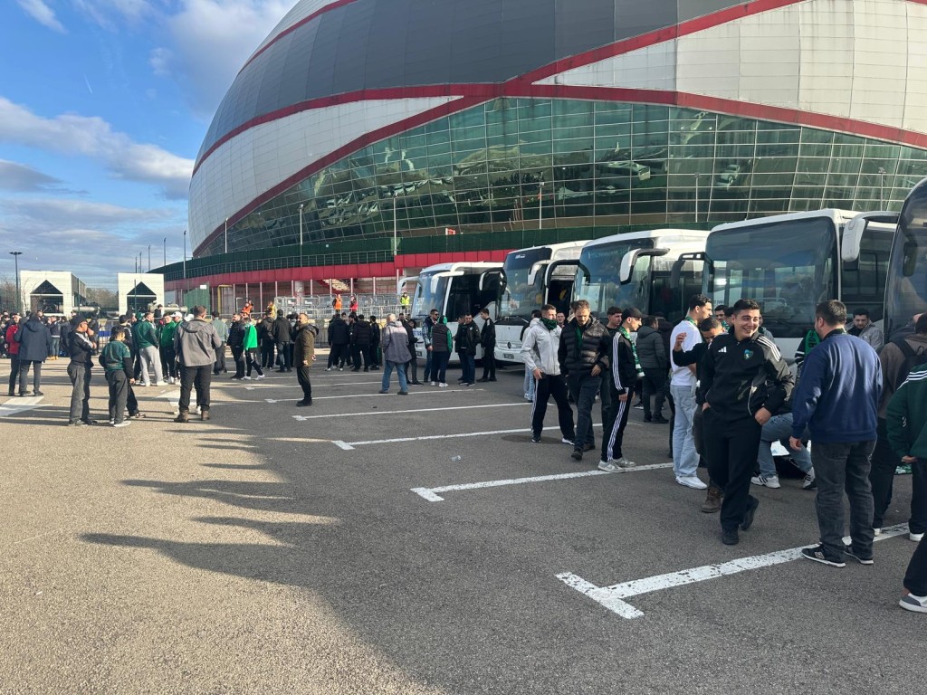 Biletleri var, içeriye alınmıyorlar! 