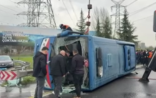 Cezaevi nakil aracı devrildi!