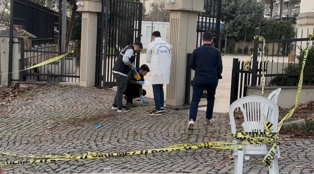 Annesinin cenazesinde kardeşini öldürdü!