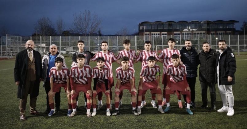 Başiskele Belediyespor U-18 takımı şampiyon