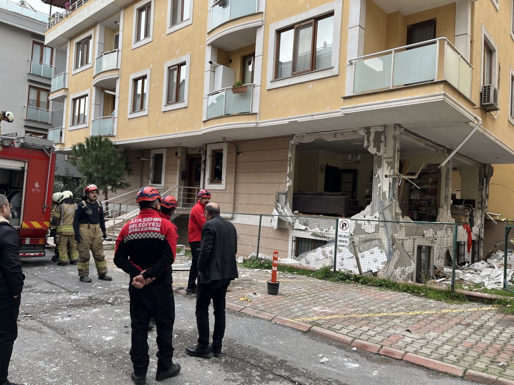 Patlama sonrası sokak savaş alanına döndü!