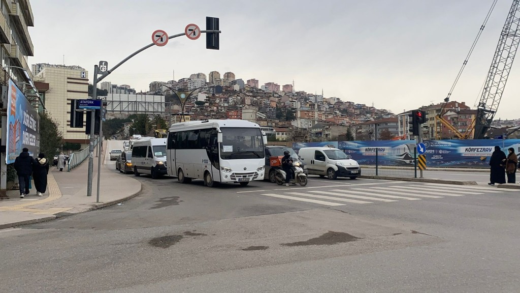 İzmitliler bu ışıkta beklemekten sıkıldı!
